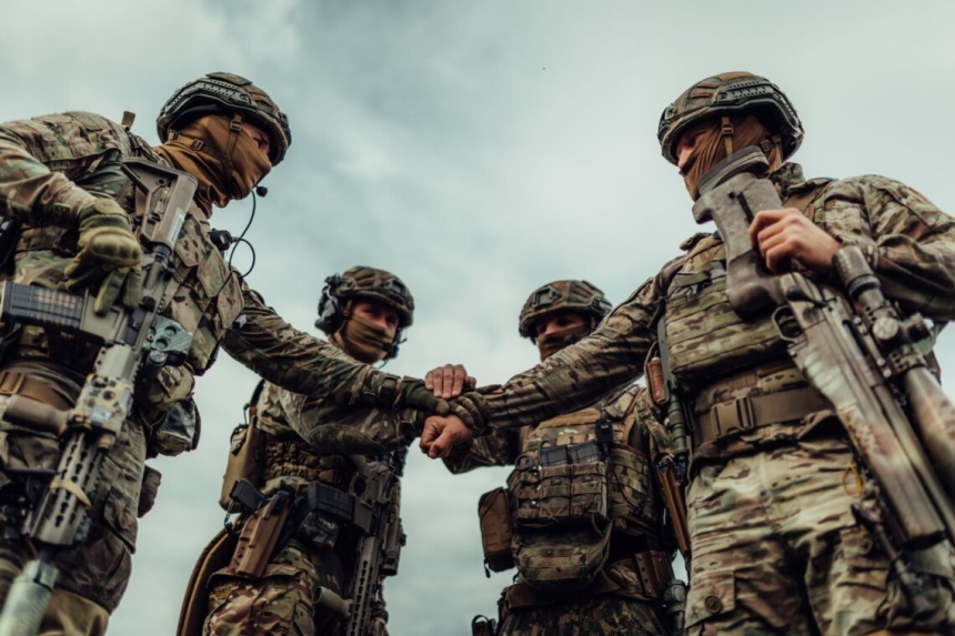 Зеленський назвав умови підвищення виплат військовим Зеленський назвав умови підвищення виплат військовим