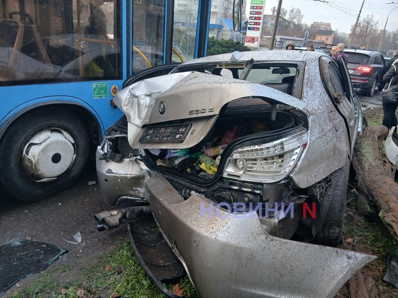Опубліковано відео як БМВ влетів у тролейбус у Миколаєві Опубліковано відео як БМВ влетів у тролейбус у Миколаєві