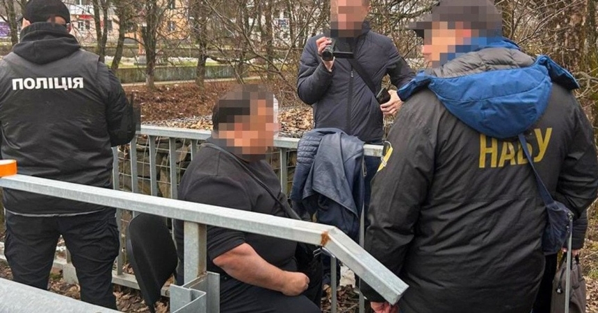 Суддя просив на хлібушек: на Закарпатті затримали за отримання хабара служителя Феміди (відео) Суддя просив на хлібушек: на Закарпатті затримали за отримання хабара служителя Феміди (відео)