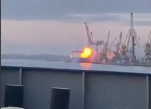 З'явилося відео моменту удару «шахеда» по турецькому судну у порту Одеси (відео) З'явилося відео моменту удару «шахеда» по турецькому судну у порту Одеси (відео)