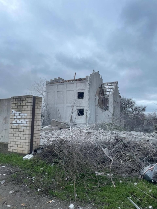 В Николаеве из жилого сектора после обстрела вывезли 130 кубов мусора В Николаеве из жилого сектора после обстрела вывезли 130 кубов мусора