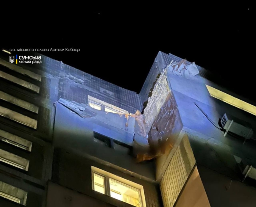В Сумах дрон РФ повредил многоэтажный жилой дом (фото) В Сумах дрон РФ повредил многоэтажный жилой дом (фото)