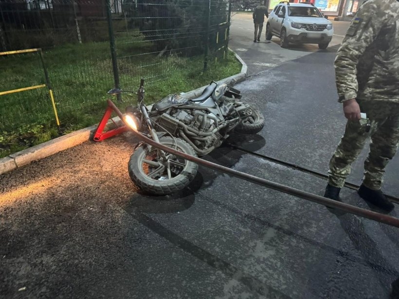 Хотел прорваться на мотоцикле: на Буковине мужчина пытался попасть в Румынию (видео) Хотел прорваться на мотоцикле: на Буковине мужчина пытался попасть в Румынию (видео)