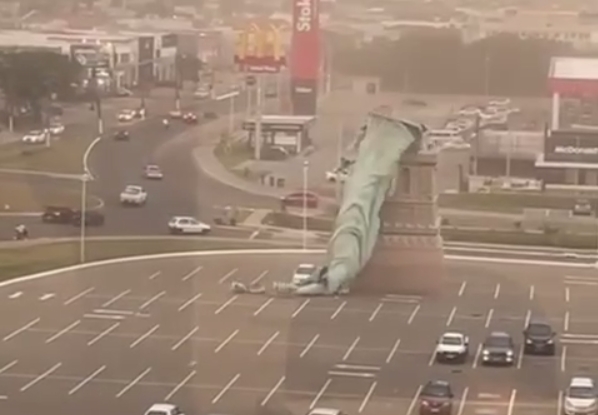 У Бразилії сильний вітер повалив 24-метрову Статую Свободи (відео) У Бразилії сильний вітер повалив 24-метрову Статую Свободи (відео)