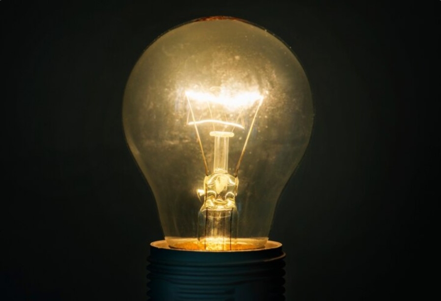 Жители домов напали на энергетиков, которые приехали отключать свет в Днепре Жители домов напали на энергетиков, которые приехали отключать свет в Днепре