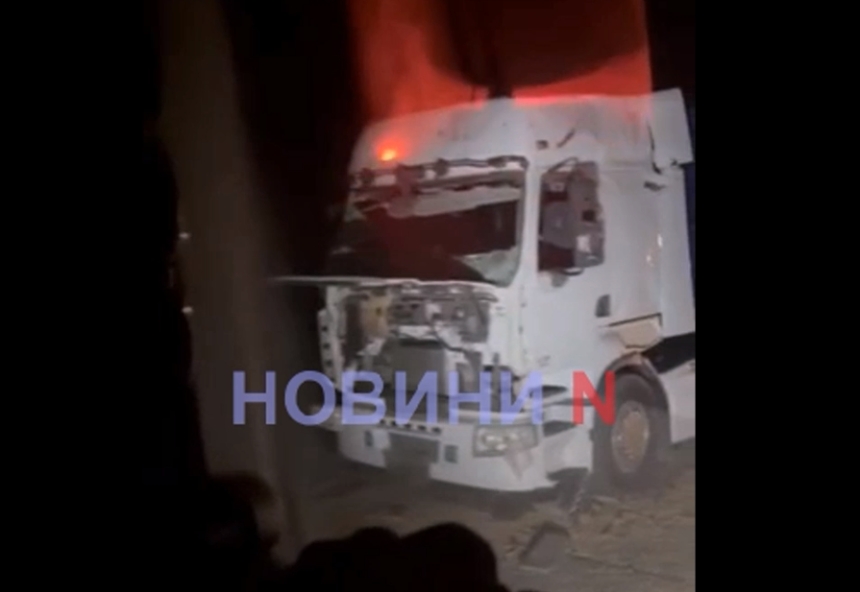 Фуры в порту «Южный» попали под обстрел: сообщается о погибших (видео) Фуры в порту «Южный» попали под обстрел: сообщается о погибших (видео)