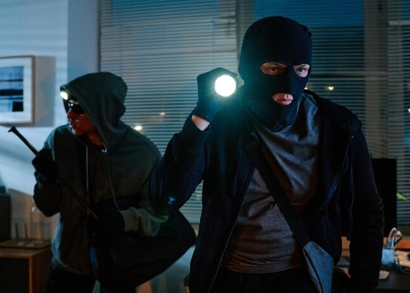 Один дома на Одесский лад: двое грабителей напали на несовершеннолетнего в его собственной квартире Один дома на Одесский лад: двое грабителей напали на несовершеннолетнего в его собственной квартире