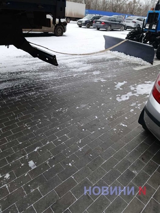 Как чистят снег в Николаеве: заглохший трактор тащит на тросе КаМАЗ (видео) Как чистят снег в Николаеве: заглохший трактор тащит на тросе КаМАЗ (видео)