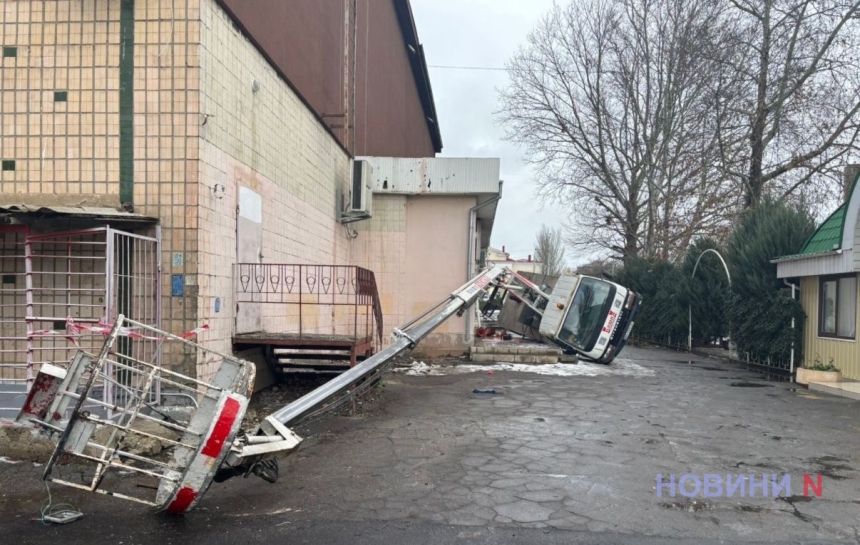 У Миколаєві перекинулася автовишка У Миколаєві перекинулася автовишка