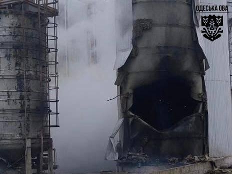 Российские дроны атаковали порты в Одесской области: ранен человек, повреждено судно Российские дроны атаковали порты в Одесской области: ранен человек, повреждено судно