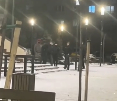 Компанія хлопців кидала петарди у людей в Луцьку (відео) Компанія хлопців кидала петарди у людей в Луцьку (відео)