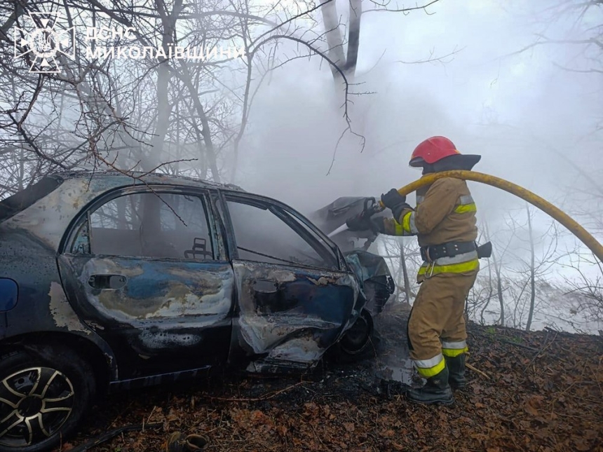 Пожар в автомобиле после ДТП в Николаевской области: погиб водитель Пожар в автомобиле после ДТП в Николаевской области: погиб водитель