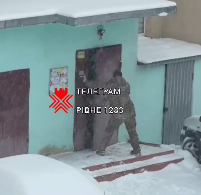 ТЦК застосували газовий балончик проти 15-річної дівчинки: розпочато перевірку (відео) ТЦК застосували газовий балончик проти 15-річної дівчинки: розпочато перевірку (відео)