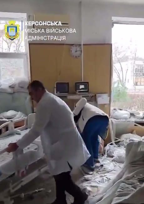 Армия РФ атаковала больницу в Херсоне: пострадали медсестры (видео) Армия РФ атаковала больницу в Херсоне: пострадали медсестры (видео)
