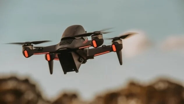 FPV-дрон ударил по административному зданию в селе под Николаевом FPV-дрон ударил по административному зданию в селе под Николаевом