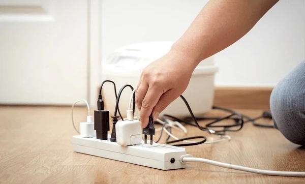 Нужно ли выключать технику из розеток во время блекаутов: объяснение специалистов Нужно ли выключать технику из розеток во время блекаутов: объяснение специалистов