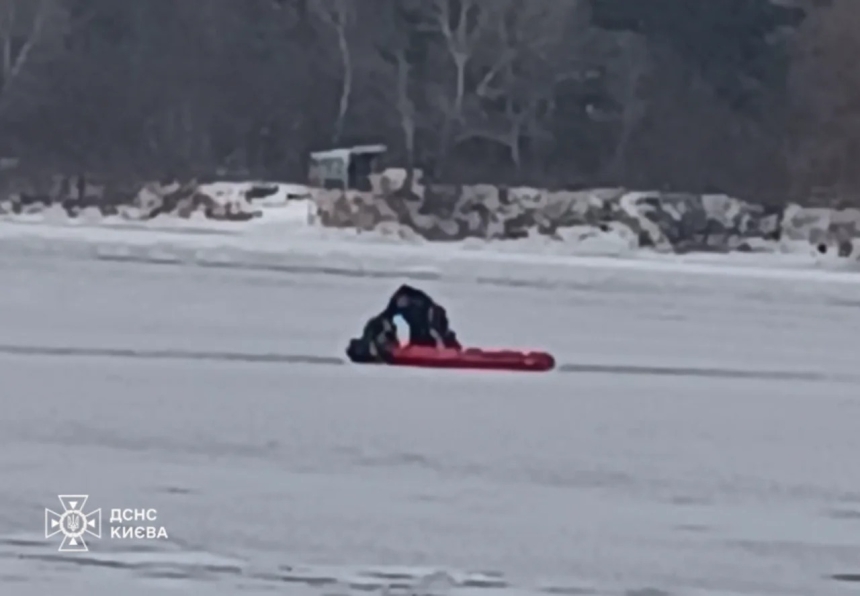В Киеве два человека провалились под лед на Днепре: один пытался спасти другого (видео) В Киеве два человека провалились под лед на Днепре: один пытался спасти другого (видео)