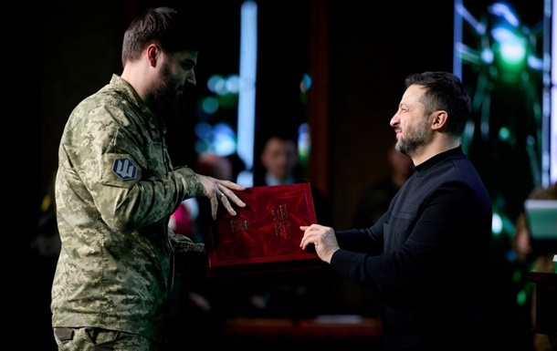 Зеленський присвоїв військовим звання Героя України Зеленський присвоїв військовим звання Героя України