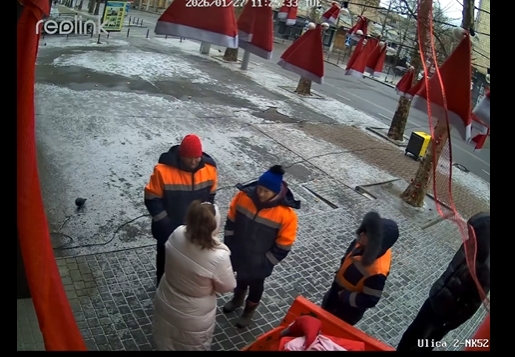 В Николаеве коммунальщики извинились за украденную новогоднюю декорацию у чебуречной (видео) В Николаеве коммунальщики извинились за украденную новогоднюю декорацию у чебуречной (видео)