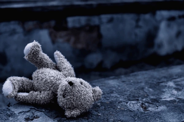 Батьки били по голові двохмісячну доньку та залишили її одну в дачному будинку на Полтавщині Батьки били по голові двохмісячну доньку та залишили її одну в дачному будинку на Полтавщині