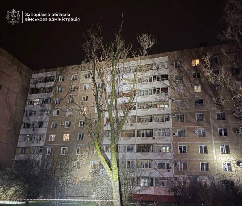 Россияне атаковали Запорожье: пострадали промышленный объект и жилой дом Россияне атаковали Запорожье: пострадали промышленный объект и жилой дом