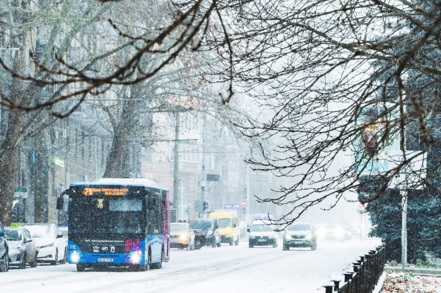 В центре Николаева обледенела улица — автобусы изменили маршруты и объезжают ее В центре Николаева обледенела улица — автобусы изменили маршруты и объезжают ее