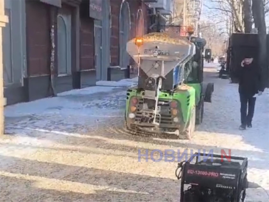 Обледенілі центральні вулиці Миколаєва почали посипати реагентами (відео) Обледенілі центральні вулиці Миколаєва почали посипати реагентами (відео)