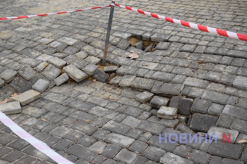 Опасные ямы в центре Николаева: в сквере образовались глубокие провалы грунта (видео) Опасные ямы в центре Николаева: в сквере образовались глубокие провалы грунта (видео)