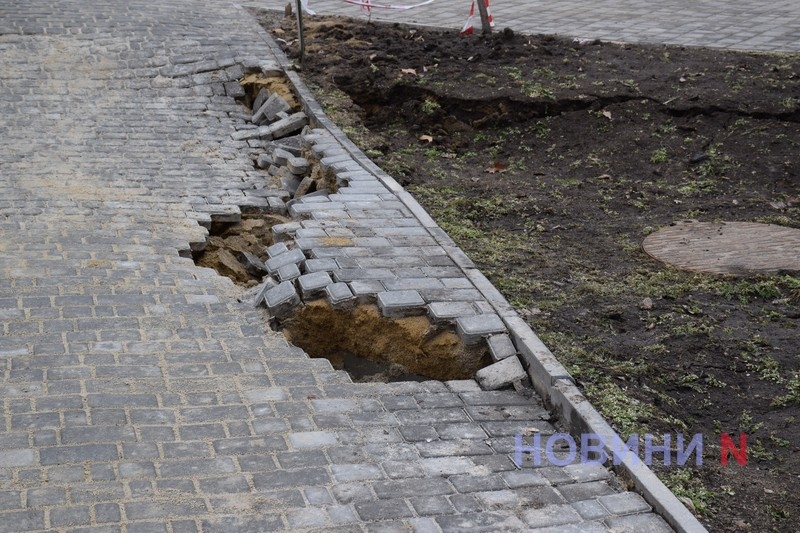 Опасные ямы в центре Николаева: в сквере образовались глубокие провалы грунта (видео) Опасные ямы в центре Николаева: в сквере образовались глубокие провалы грунта (видео)