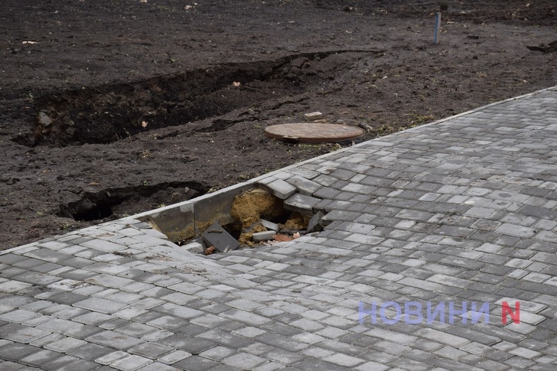 Опасные ямы в центре Николаева: в сквере образовались глубокие провалы грунта (видео) Опасные ямы в центре Николаева: в сквере образовались глубокие провалы грунта (видео)