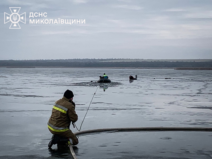 Под лед возле Николаева провалились три человека: один погиб Под лед возле Николаева провалились три человека: один погиб