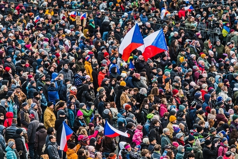 Тисячі людей вийшли на акції підтримки президента в Чехії Тисячі людей вийшли на акції підтримки президента в Чехії