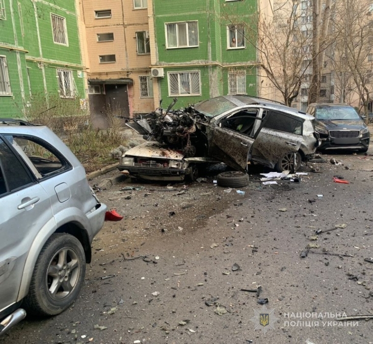 В Одессе взорвался припаркованный во дворе автомобиль (видео) В Одессе взорвался припаркованный во дворе автомобиль (видео)