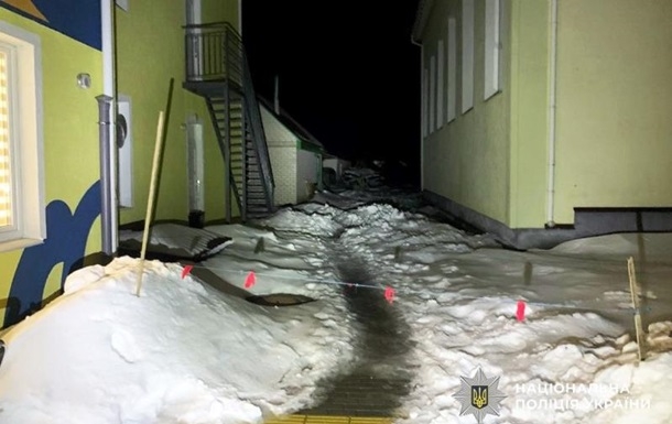 На 4-річного хлопчика з даху дитсадка впала снігова брила На 4-річного хлопчика з даху дитсадка впала снігова брила