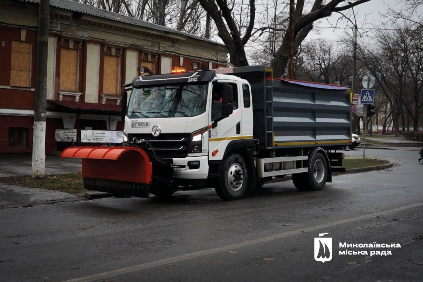 Ожеледиця у Миколаєві: у мерії повідомили, що комунальники вже обробляють дороги та тротуари Ожеледиця у Миколаєві: у мерії повідомили, що комунальники вже обробляють дороги та тротуари