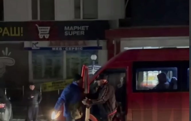 Водитель маршрутки и пешеход устроили драку в Первомайске (видео) Водитель маршрутки и пешеход устроили драку в Первомайске (видео)