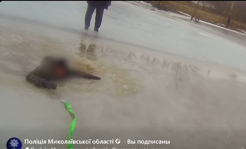Поліцейські врятували мешканця Миколаївської області, який провалився під кригу: відео з бодікамер Поліцейські врятували мешканця Миколаївської області, який провалився під кригу: відео з бодікамер