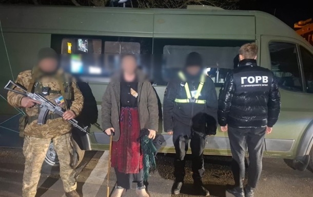 Жінка намагалася вивезти до Молдови чоловіка під виглядом бабусі Жінка намагалася вивезти до Молдови чоловіка під виглядом бабусі
