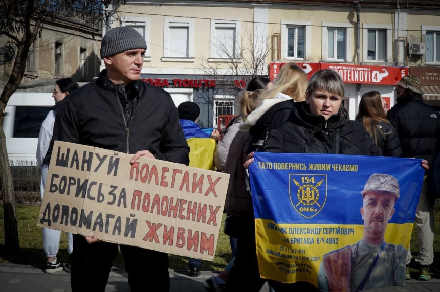 Акція на підтримку полонених у Миколаєві (фоторепортаж) Акція на підтримку полонених у Миколаєві (фоторепортаж)