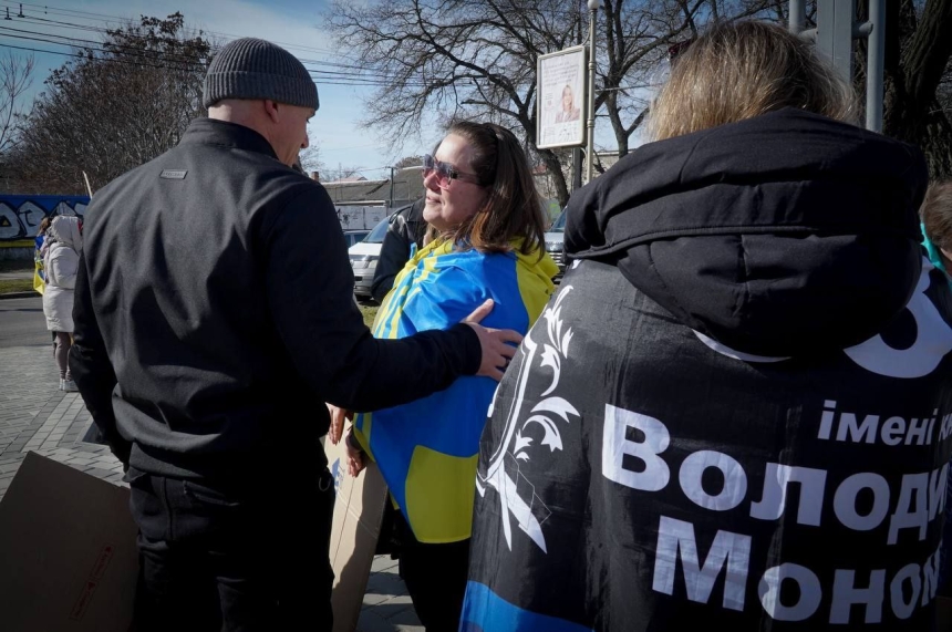 Акція на підтримку полонених у Миколаєві (фоторепортаж) Акція на підтримку полонених у Миколаєві (фоторепортаж)