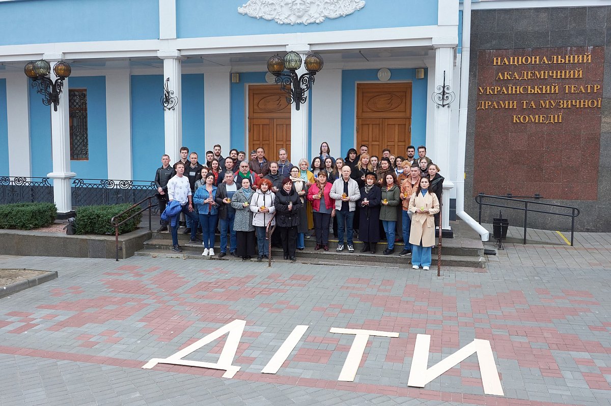 Четыре года трагедии: в Николаеве почтили память жертв авиаудара по драмтеатру в Мариуполе Четыре года трагедии: в Николаеве почтили память жертв авиаудара по драмтеатру в Мариуполе