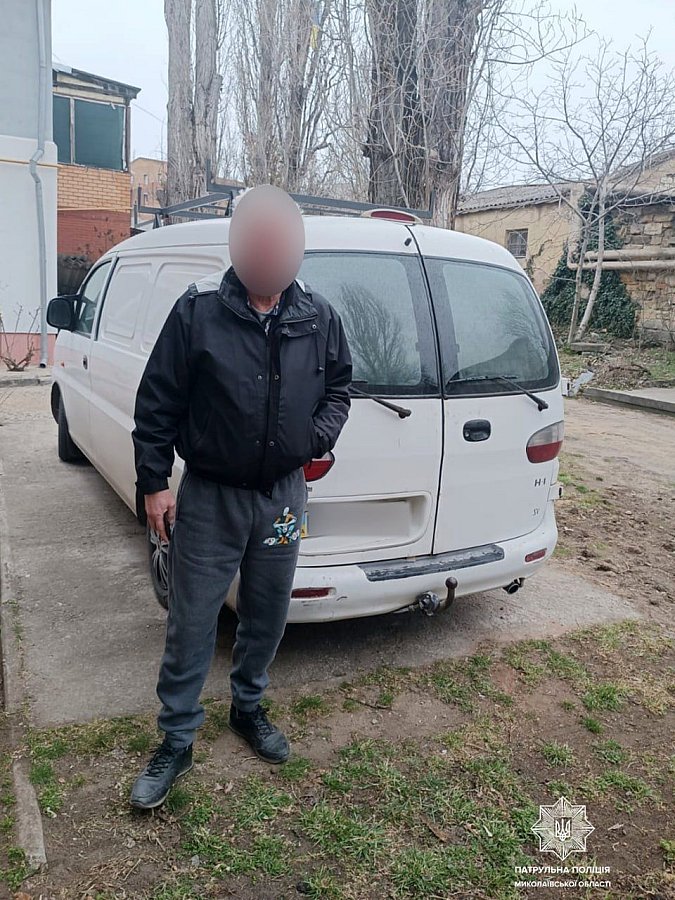 Hyundai їздив по тротуару у сквері в Миколаєві: водія знайшли патрульні Hyundai їздив по тротуару у сквері в Миколаєві: водія знайшли патрульні