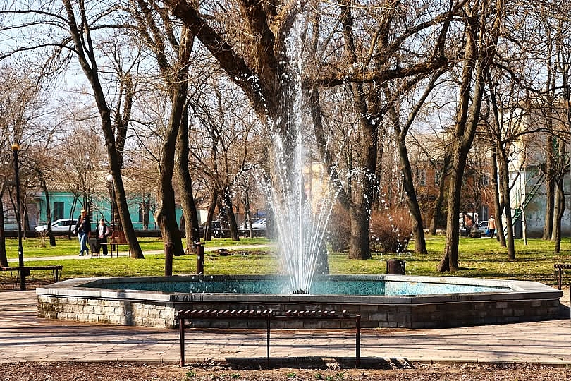 В Вознесенске в Парке Соборности снова заработал фонтан В Вознесенске в Парке Соборности снова заработал фонтан