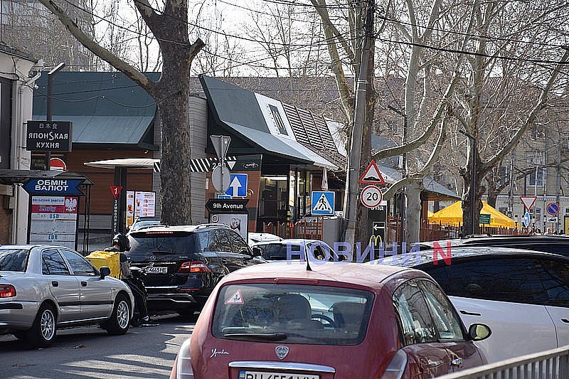 Ажиотаж не стихает: у «Макдональдса» в Николаеве до сих пор толпа людей (видео) Ажиотаж не стихает: у «Макдональдса» в Николаеве до сих пор толпа людей (видео)