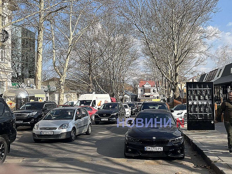 Очередь на «МакДрайв»: в центре Николаева до сих пор огромный автомобильный затор (видео) Очередь на «МакДрайв»: в центре Николаева до сих пор огромный автомобильный затор (видео)