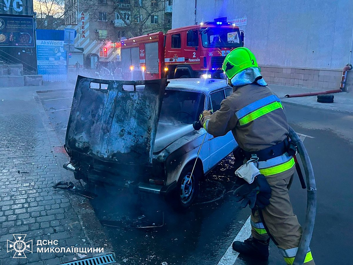 ВАЗ загорелся в Николаеве (фото) ВАЗ загорелся в Николаеве (фото)