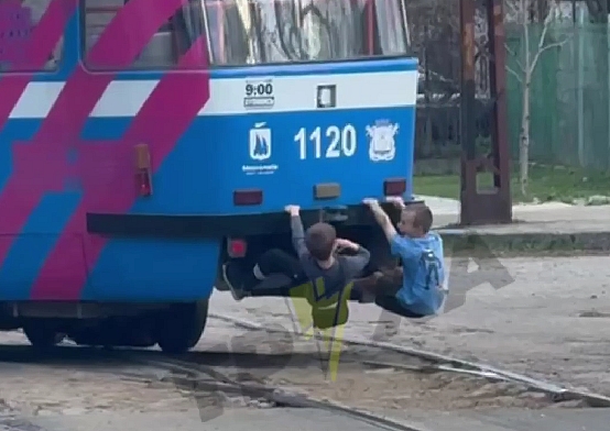 Черговий випадок зачепінгу зафіксовано в Миколаєві: діти знов ризикували життям (відео) Черговий випадок зачепінгу зафіксовано в Миколаєві: діти знов ризикували життям (відео)