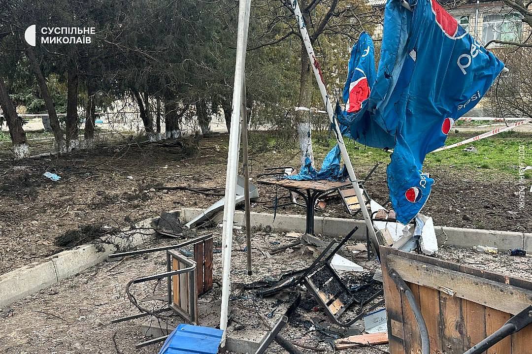 Десять поранених, із них вісім — діти: з'явилися фото наслідків атаки на Миколаївщині Десять поранених, із них вісім — діти: з'явилися фото наслідків атаки на Миколаївщині