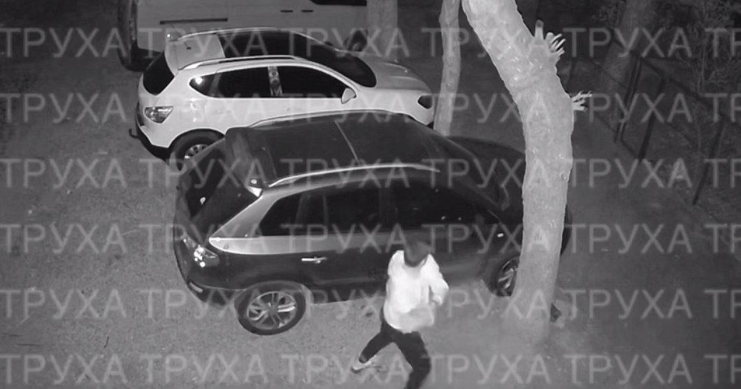 У Миколаєві вандал цеглою розтрощив припарковані автомобілі (відео) У Миколаєві вандал цеглою розтрощив припарковані автомобілі (відео)