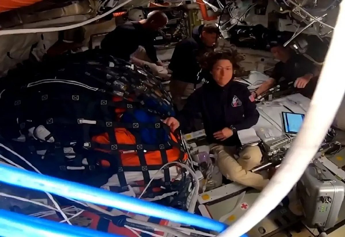 Астронавти віддалилися від Землі на максимальну в історії людства відстань Астронавти віддалилися від Землі на максимальну в історії людства відстань